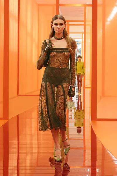 Look 25